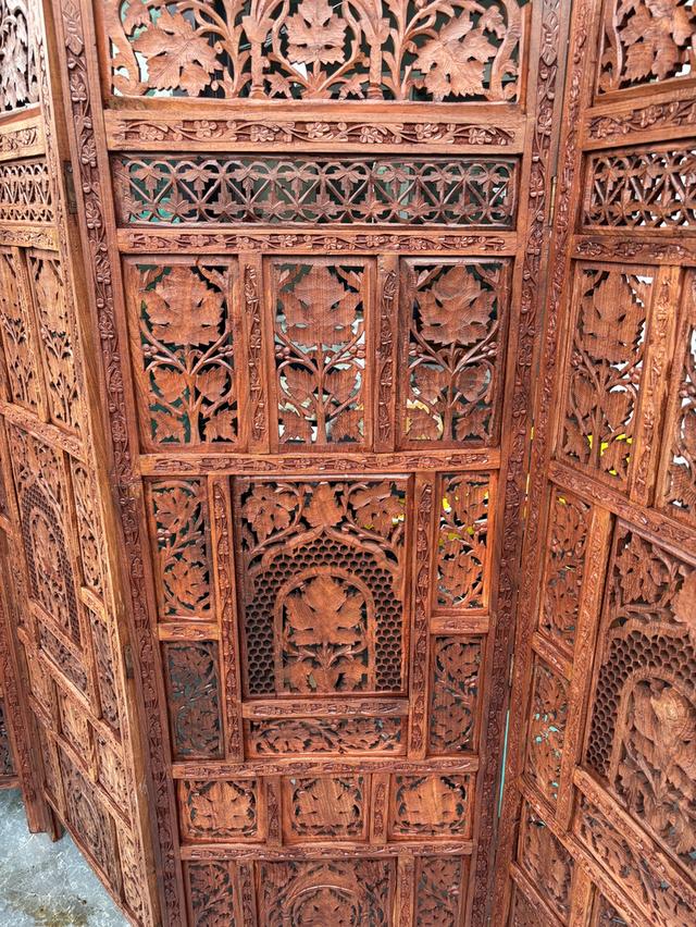 ฉากกั้นห้องไม้แกะสลัก (Wooden Room Divider) แบบ 4 พับ ซึ่งมักเป็นงานหัตถกรรมที่มีลวดลายละเอียดประณีตและได้รับความนิยมในการตกแต่งบ้านสไตล์วินเทจ รูปที่ 7