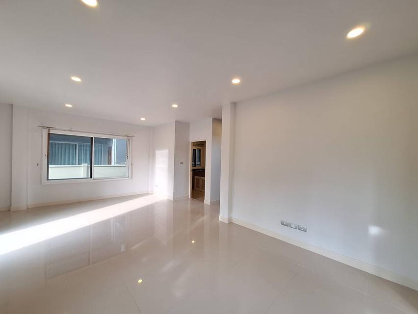 เซนโทร วัชรพล ติดถนนสุขาภิบาล 5 *หลังมุม* 63 ตร.ว. 11