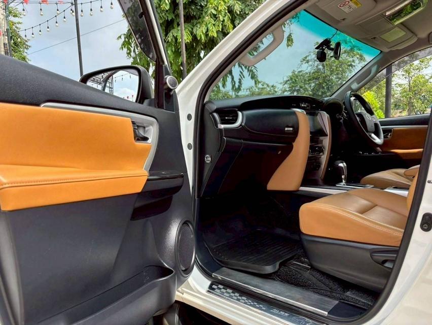 Toyota Fortuner 2.8 V 4WD ปี 2016 12