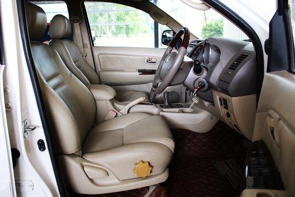 2007 Toyota Fortuner 3.0 TRD 4WD AT สีขาว รูปที่ 9