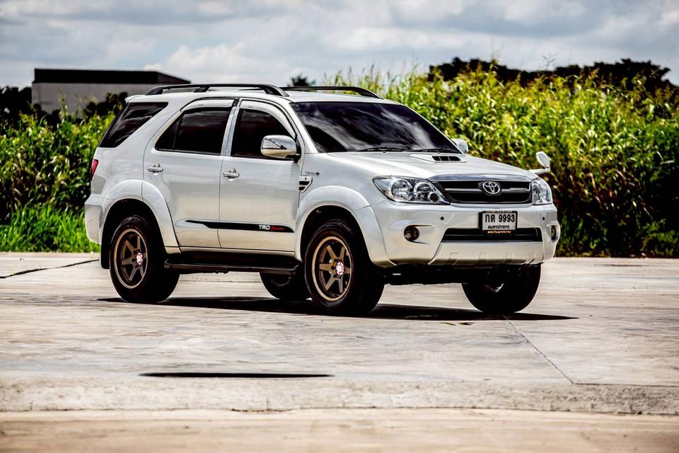 TOYOTA FORTUNER 3.0V 4WD สีเทา เกียร์ออโต้ ปี 2005 แต่งครบๆ หลักแสน