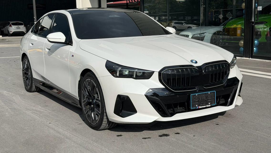 BMW 530e M-SPORT PRO G60 2024 สีขาว รถสวยเหมือนใหม่ BSI Warranty เหลืออีกยาวๆ รูปที่ 2