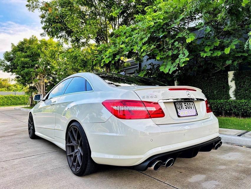 BENZ E250 COUPE AMG หลังคาแก้ว สีขาว เบาะแดง ปี 2012 อ็อฟชั่นเต็มสุดครับคันนี้ รูปย่อยที่ 4