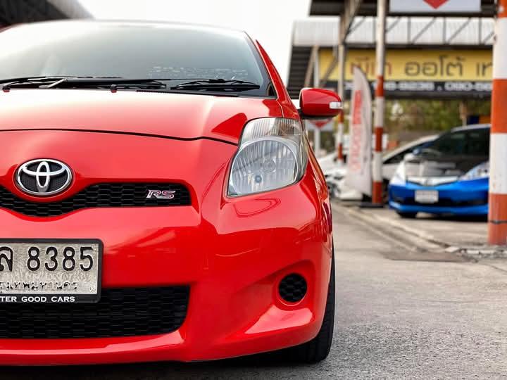 Toyota Yaris สีแดงสดสวยๆ