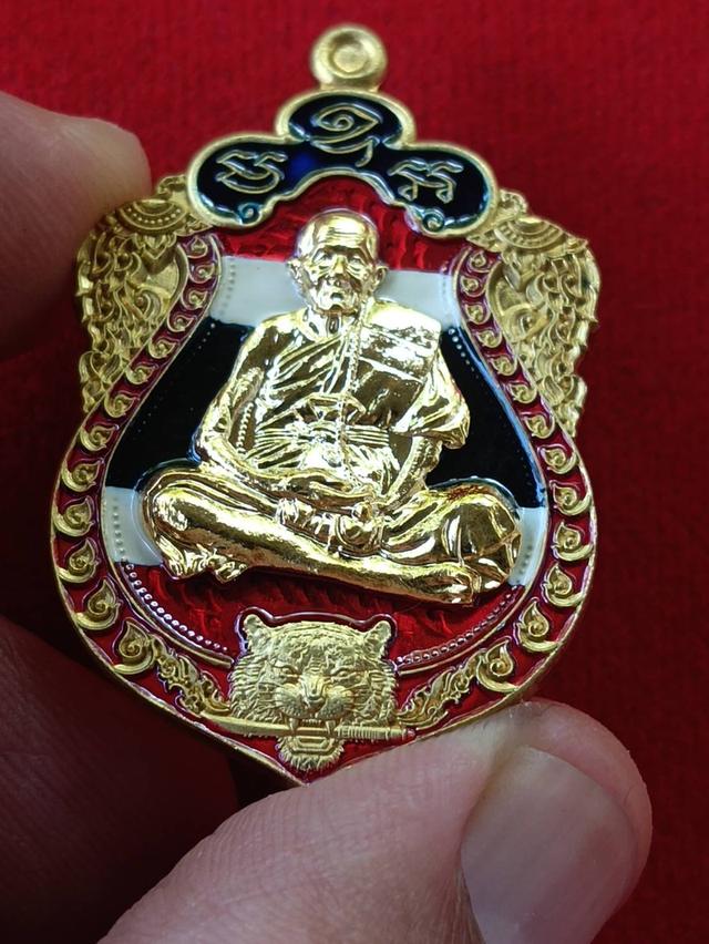 เหรียญเสมาหัวเสือคาบดาบ รุ่นพยัคฆ์แสนบารมี ทองทิพย์หน้ากากชุบทอง ลงยาธงชาติ กรรมการ