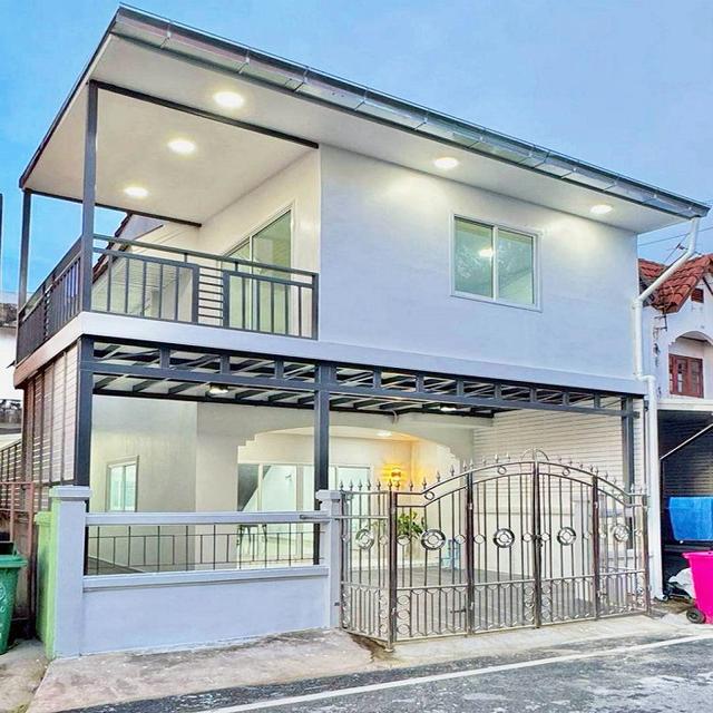 ขายทาวน์เฮ้าส์ 2 ชั้น เนื้อที่ 26 ตร.ว หมู่บ้านบัวทอง ซอย 18 หลังมุม ต้นซอย รีโนเวทใหม่พร้อมอยู่