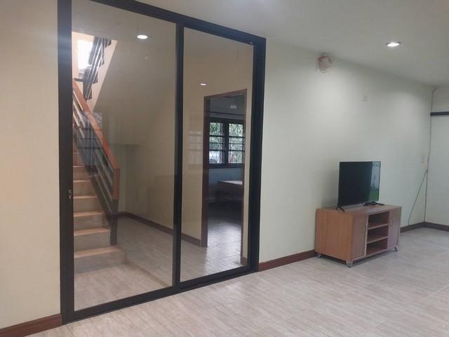 ให้เช่าบ้านโมเดิร์น2ชั้น 100ตรว. 5นอน3น้ำ เช่าลดเหลือ 26,000บ. เฟอร์ครบ เลี้ยงสัตว์ได้ แยกกองทราย บ้านจินดาวิลล่า ต.หนอง 4