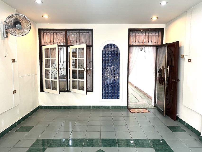 ขาย / ให้เช่า ทาวน์เฮ้าส์ 3 ชั้น ใจกลางเมือง สุทธิสาร–อินทามระ 3