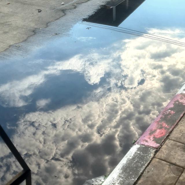The Parallel World: ภาพถ่ายเงาสะท้อนท้องฟ้าบนพื้นปูน สไตล์ Minimal Art มุมมองสวยแปลกตา คมชัดสูง เหมาะตกแต่งห้องและงานดีไซน์