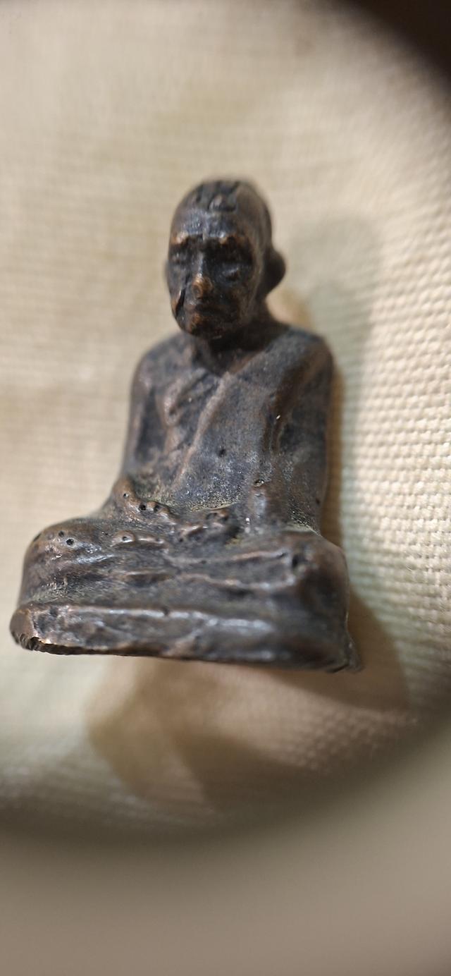 1.รูปหล่อรุ่นจลกฐิน หลวงพ่อเขียน วัดสํานักขนเณร จ.พิจิตร พ.ศ.2500-2507 2.รปหล่อใบราณ หลวงฟอเขียน วัดสํานักขนเณร จ.พิจิตร รูปย่อยที่ 4