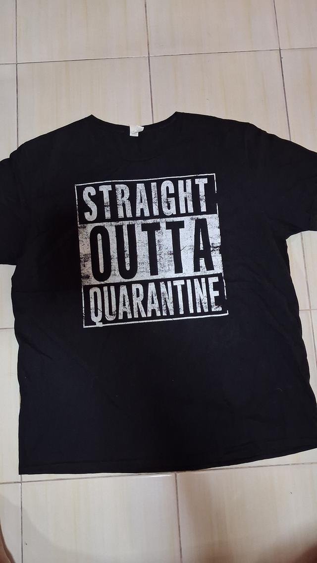 เสื้อยืดวินเทจมือสอง สีดำ Funny Graphic Tee Men's Large "Straight Outta Quarantine" Black T-Shirt
