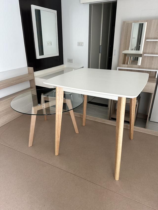 โต๊ะสีเหลี่ยมสีขาวของ Index