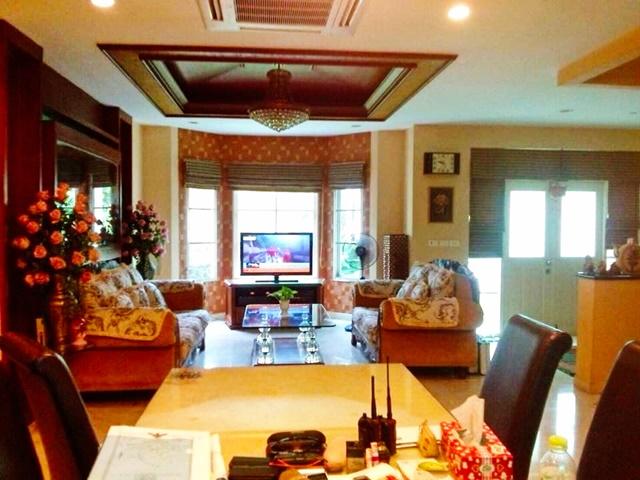 วัชรพล คฤหาสน์ใหญ่ 2หลัง 5นอน ให้เช่า แอร์9ตัว 125 ตร.วา 405 ตร.ม. เฟอร์นิเจอร์บิ้วอินครบ หัวมุมทางด่วนเอกมัย-รามอินทรา 3