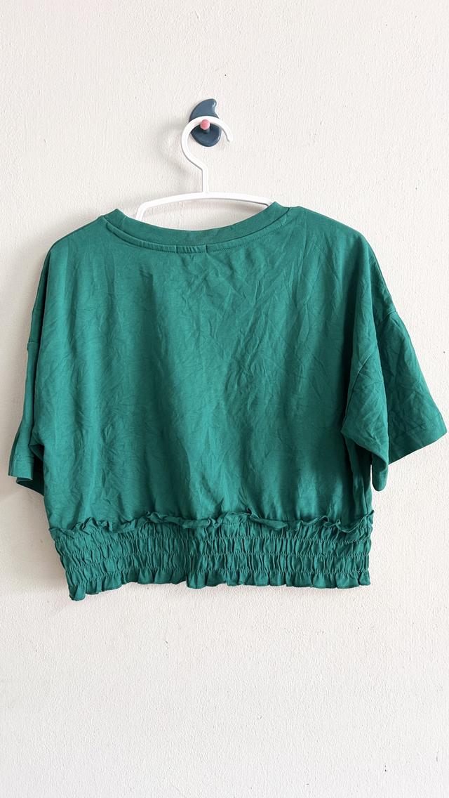 ยุนิM เสื้อยืดทรงกว้างเอวจั๊มสีเขียวเข้ม รูปที่ 2