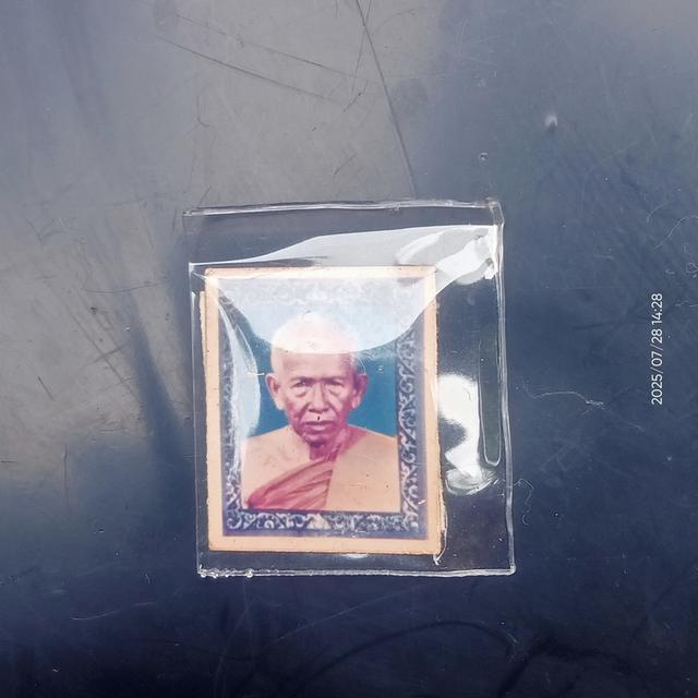 รูปหลวงพ่อสุดหลังรูปยันตะกร้อ ข้างในตะกรุด3ดอก