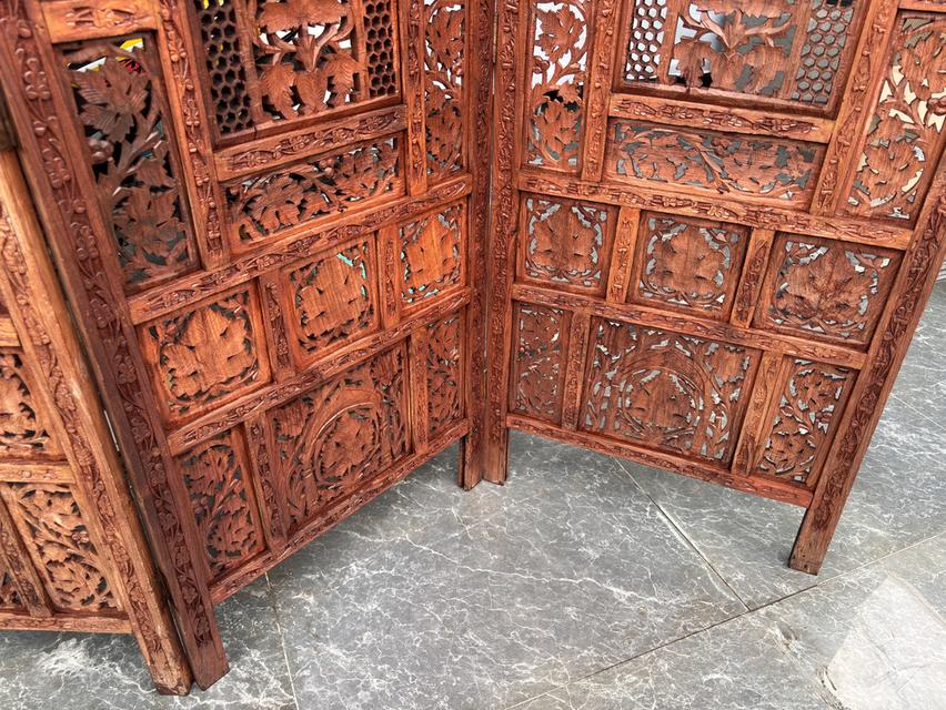 ฉากกั้นห้องไม้แกะสลัก (Wooden Room Divider) แบบ 4 พับ ซึ่งมักเป็นงานหัตถกรรมที่มีลวดลายละเอียดประณีตและได้รับความนิยมในการตกแต่งบ้านสไตล์วินเทจ รูปที่ 2