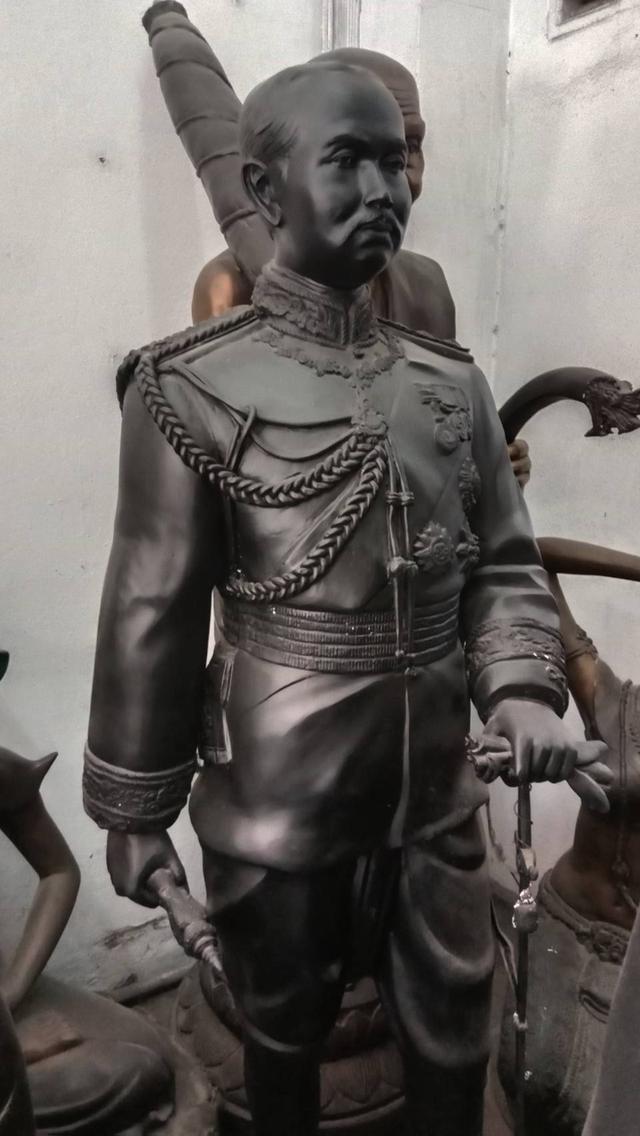 615.พระบรมรูปหล่อในหลวงรัชกาลที่ 5 พระบาทสมเด็จพระปรมินทรมหาจุฬาลงกรณ์ พระจุลจอมเกล้าเจ้าอยู่หัว (องค์ใหญ่)