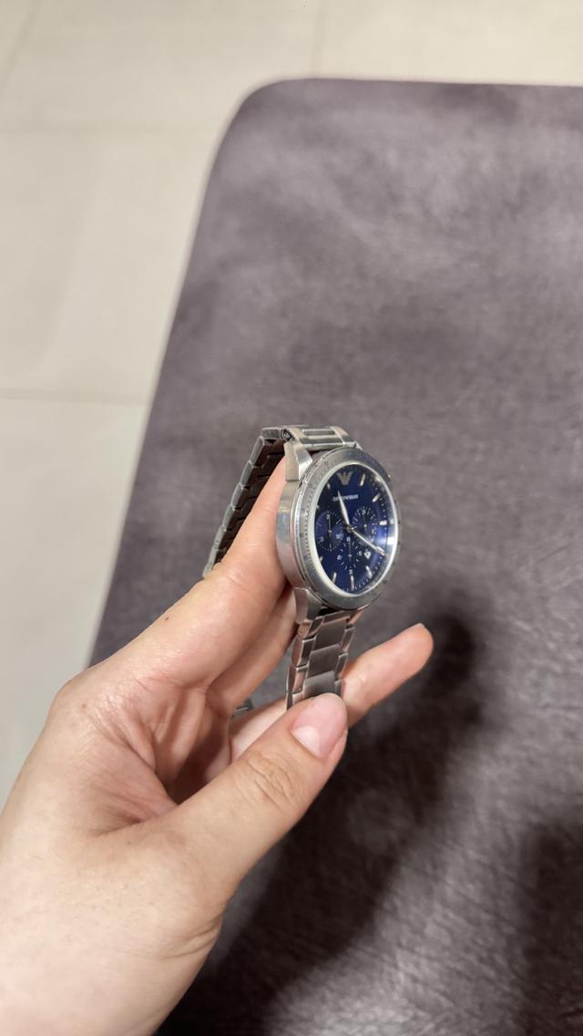 Emporio Armani รุ่น Mario Chronograph (รหัส AR11306) ซึ่งเป็นนาฬิกาข้อมือสำหรับผู้ชายที่โดดเด่นด้วยดีไซน์ทันสมัยและฟังก์ชันครบ รูปย่อยที่ 2