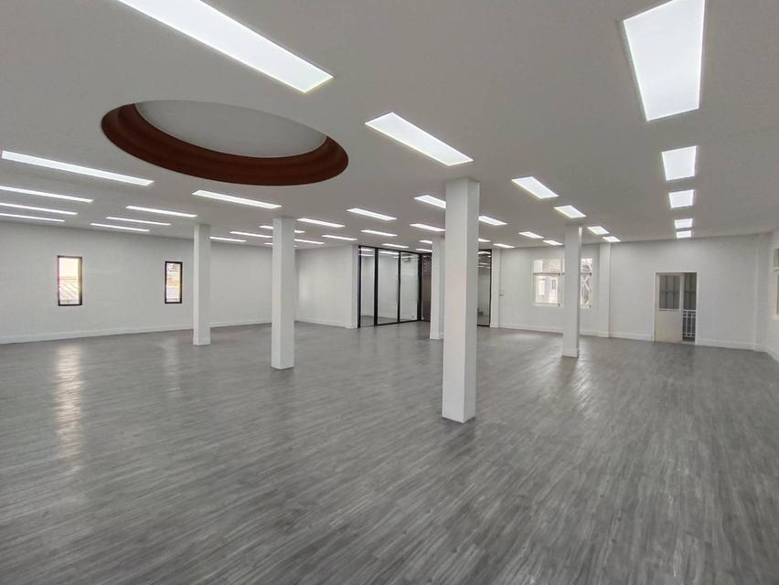 For Rent 4-fl. Office Building ( include rooftop) in Soi Convent , Silom 9