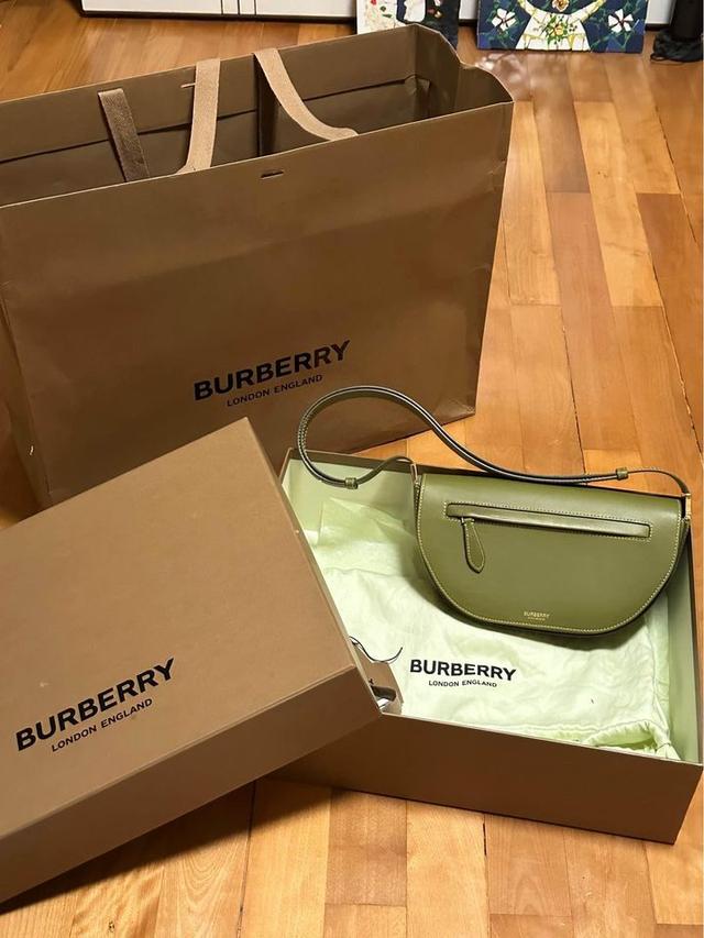 Burberry สีเขียวโอลีฟ อุปกรณ์ครบ