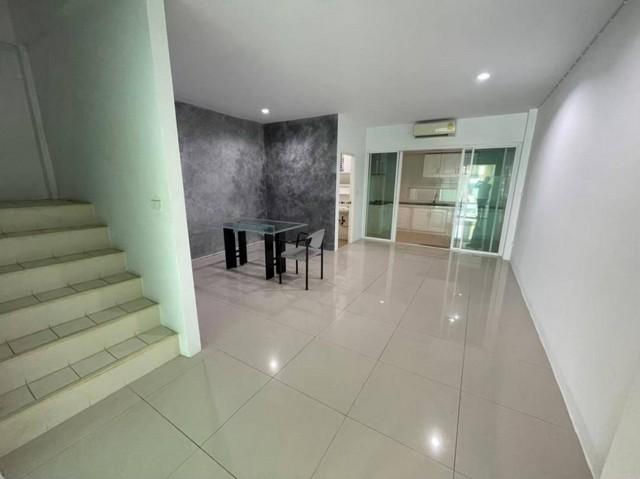 ให้เช่า ทาวน์โฮม 3 ชั้น รีโนเวทใหม่ หมู่บ้านสัมมากร ซอยรามคำแหง110 มีห้างแมคโครและตลาดสดอยู่หน้าหมู่บ้าน ใกล้รถไฟฟ้าสายสีส้ม 3