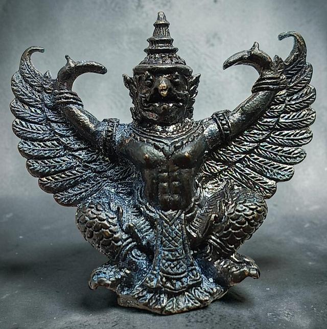 🚨พญาครุฑ 🐦‍🔥รุ่นเหนือคน" ของหลวงพ่อเอื้อน วัดวังแดงใต้ จังหวัดพระนครศรีอยุธยา จัดสร้างขึ้นในปี พ.ศ. 2553  🔥พระองค์นี้มีลักษณะเด่นของ🫅🫅🫅🫅🫅🫅🫅