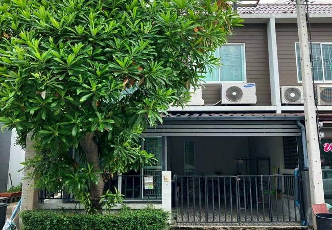 ขายทาวน์เฮ้าส์ หมู่บ้านเดอะคัลเลอร์ส รังสิต-คลอง 4 เนื้อที่ 17.7 ตร.ว. 2 ชั้น 3 นอน 2 น้ำ 1