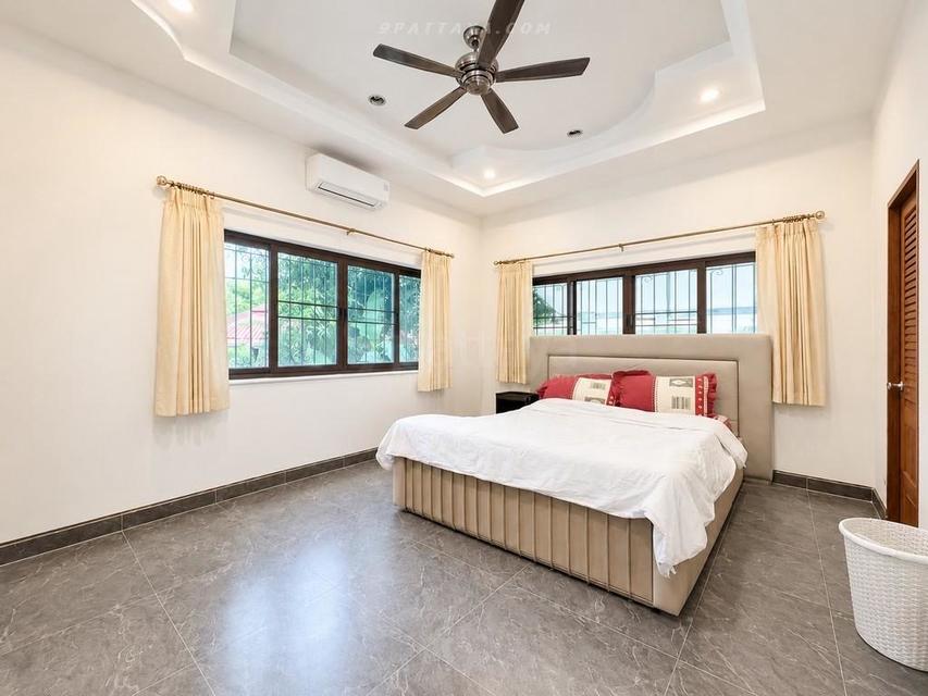 Urgent Sale — Detached House with Large Land in Huai Yai, PattayaDetached house with large land plot for urgent sale in Huai Yai. 9