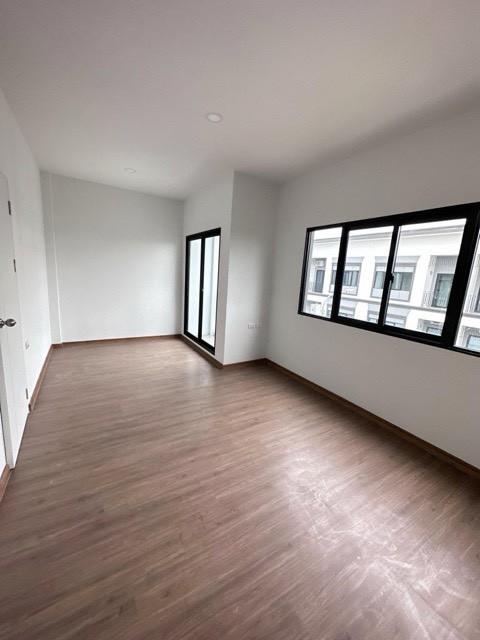 ขายทาวน์โฮมหลังมุม 3 ชั้น ซอยสุขุมวิท 113 โครงการลุมพินี ทาวน์เพลส สุขุมวิท ศรีนครินทร์ ใกล้ BTS สำโรง และ BTS ศรีด่าน 4