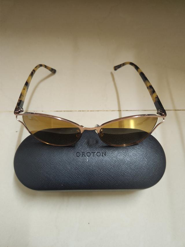 แว่นกันแดดทรงแคทอาย (Cat-eye) กรอบโลหะสีโรสโกลด์ พร้อมขาแว่นลายกระ (Tortoiseshell
