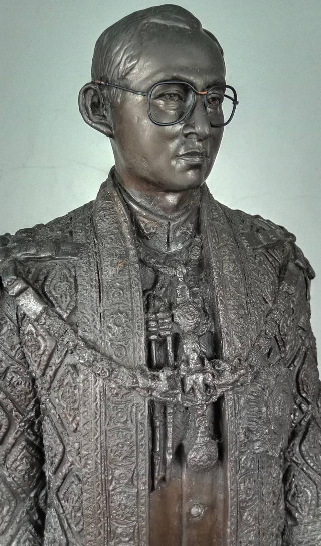 556.พระบรมรูปหล่อในหลวงรัชกาลที่9 พระบาทสมเด็จพระปรมินทรมหาภูมิพลอดุลยเดช(รมดำ) พร้อมใบสำคัญกำกับพระบรมรูป 9