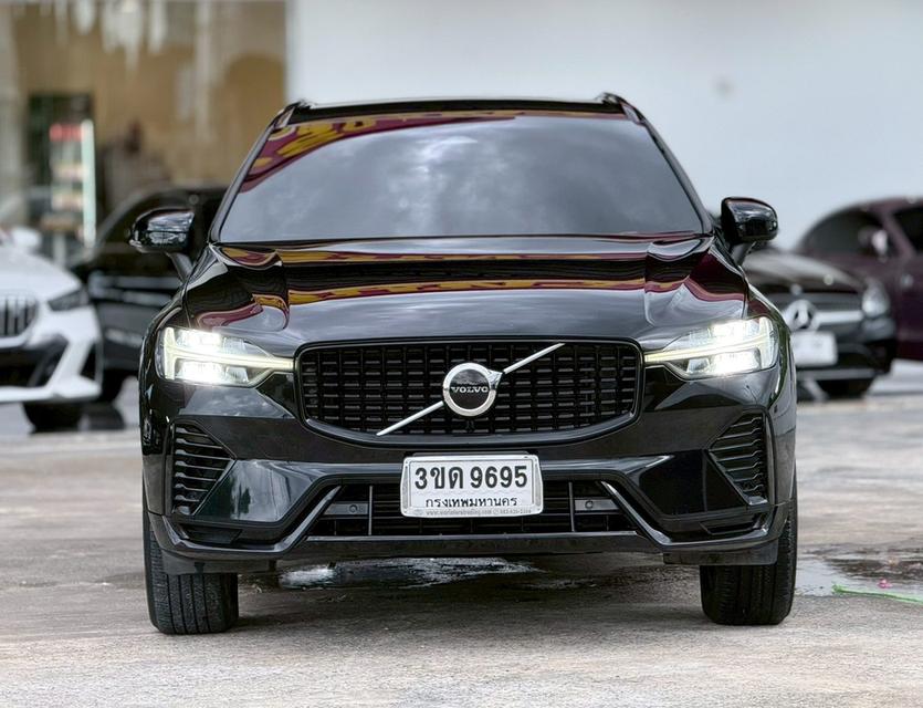VOLVO XC60 2.0 RECHARGE T8 R-DESIGN AWD ปี 2022 โฉม ปี14-ปัจจุบัน สีดำ รูปที่ 2