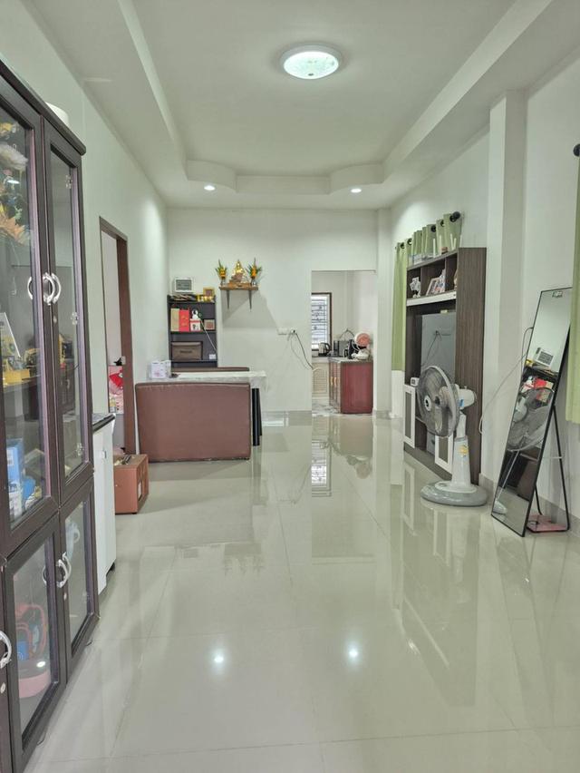 บ้านเดี่ยว 50 ตรว 2 ห้องนอน ติดแอร์ทั้ง 2ห้อง 2 ห้องน้ำ เครื่องทำน้ำอุ่น 1ตัว 1 ห้องโถง 1 ครัว มุ้งลวด แหล็กดัด ผ้าม่านอย่างหนากัน UV  จอดรถยนต์ได้ 2 4