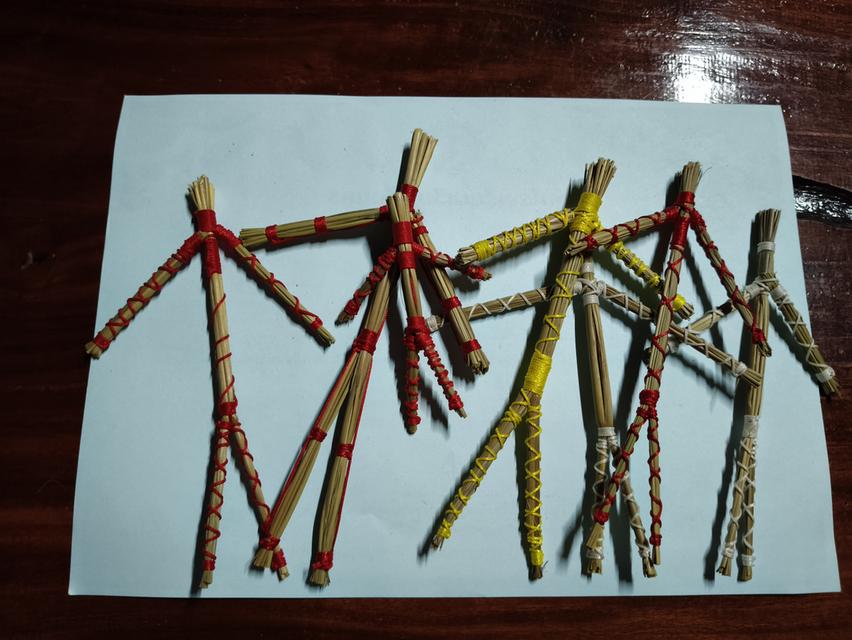 หุ่นพยนต์ ทำจากหญ้าคาที่พระใช้พรมน้ำมนต์ของวัดสานด้วยด้ายญีุปุ่น