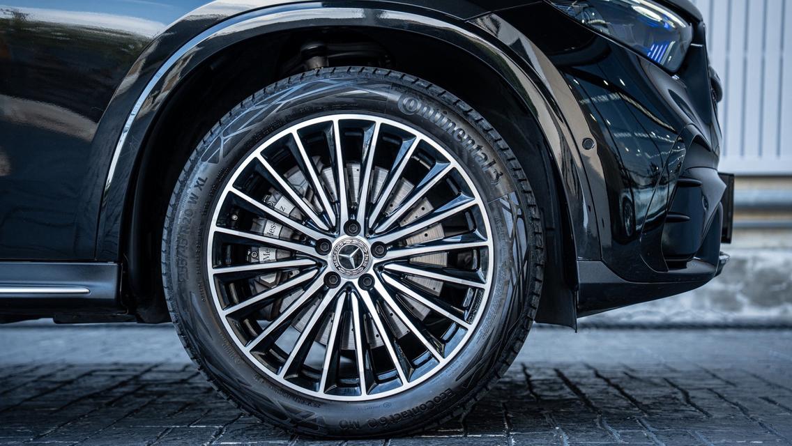 Mercedes-Benz GLC350e Coupe 4Matic AMG Dynamic 2024 สีดำ รูปที่ 6