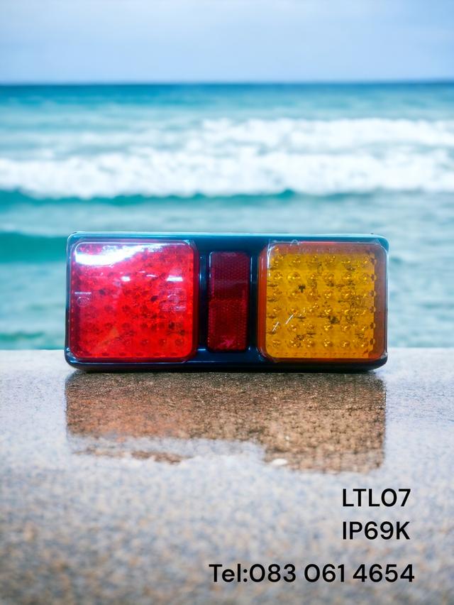 ไฟท้าย 2 ตอน 97LEDs กันน้ำถาวร IP69K รุ่นเฟรมใหญ่มีแถบทับทิมสะท้อนแสงแบ่งช่องไฟ