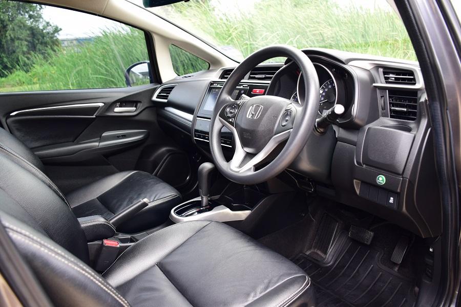 ปี2014จด15 ฟรีดาวน์ HONDA JAZZ GK เกียร์แพดเดิ้ลชิฟ SV / เบาะหนังแท้ แอร์จอ ครุสคอลโทล กุญแจคีเรท จอ กล้องหน้าหลังABS AIRBAG โทร0957401229 ไอดีไล UTBP 6