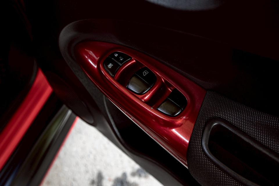 Nissan Juke 1.6V ปี 2015 สีแดง  19