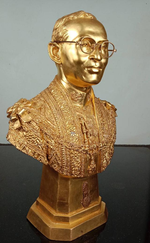 730.พระบรมรูปครึ่งพระองค์ในหลวงรัชกาลที่ 9 พระบาทสมเด็จพระปรมินทรมหาภูมิพลอดุลยเดช ทรงชุดฉลองพระองค์เต็มยศ รูปที่ 7