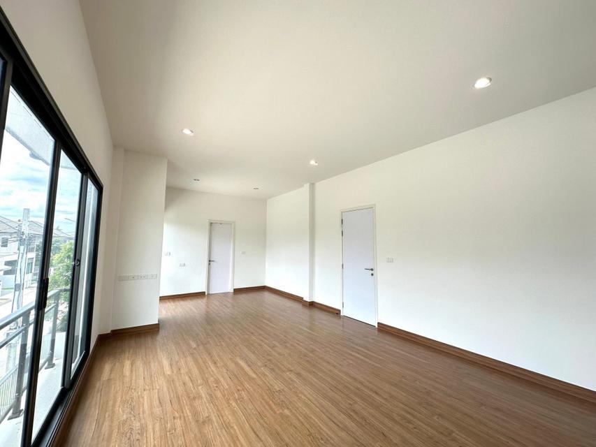 ขาย บ้านเดี่ยว มือหนึ่ง หลังมุม หมู่บ้าน ชีวารมย์ นครอินทร์ ใกล้ มหาวิทยาลัยราชพฤกษ์ และ The Walk 94 ตรว 2 ชั้น 6