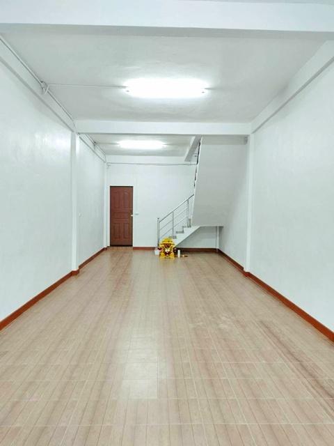 วชิรธรรมสาธิต 37-47 BTS ปุณณวิถี 1.4กม.ให้เช่าอาคารพาณิชย์ 3 ชั้น รีโนเวทใหม่ 2 นอน 2 น้ำ พื้นที่กว้าง 18 ตร.วา. 200 ตร. 4