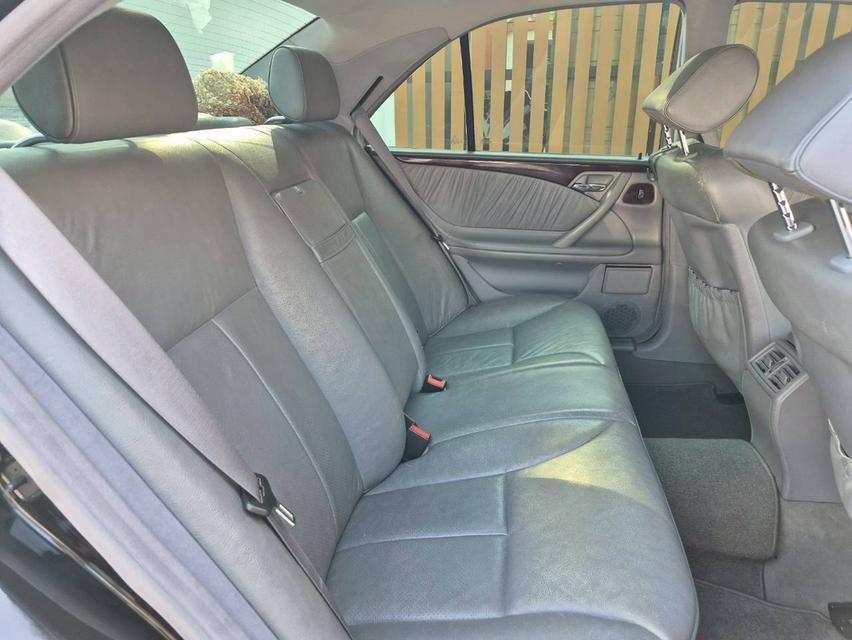 รถขาย Benz E240 W210 ปี 2001 สีดำ เลขไมล์น้อย รูปที่ 10