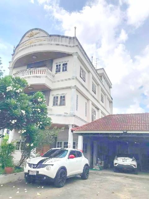 แฟชั่น 1.6กม.ขาย ให้เช่า บ้านหลังใหญ่ 3.5ชั้น 4นอน 4น้ำ มีสนามหญ้าหน้าบ้าน 178 ตร.วา.720 ตร.ม. MRT คู้บอน 900 ม.ถ.รามอิน 1