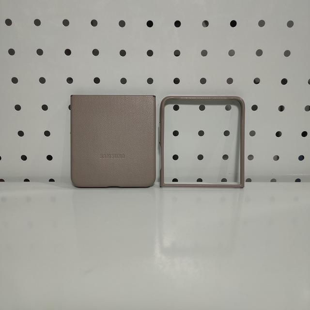 เคสหนัง Samsung Galaxy Z Flip7 — สีเทาเบจ (Taupe) รูปย่อยที่ 1