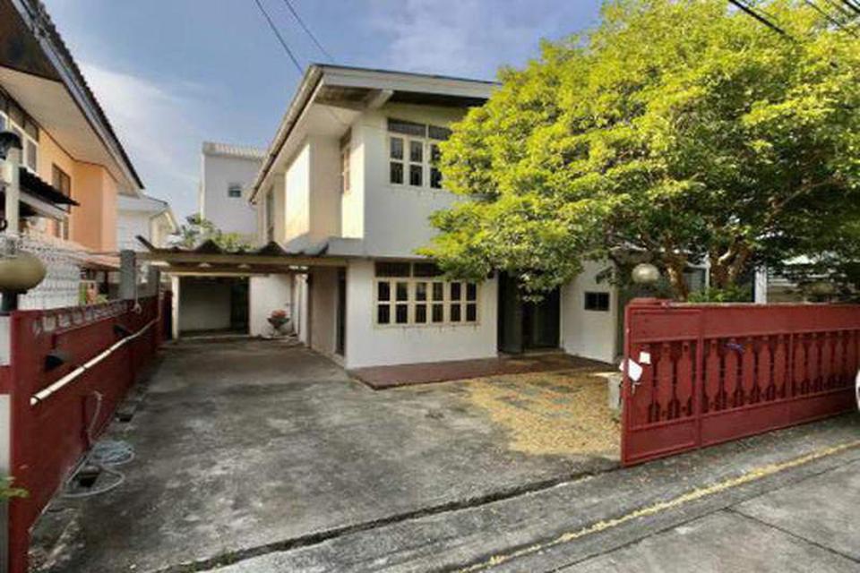 house for sale shady atmosphere Very nice location with tenants 3