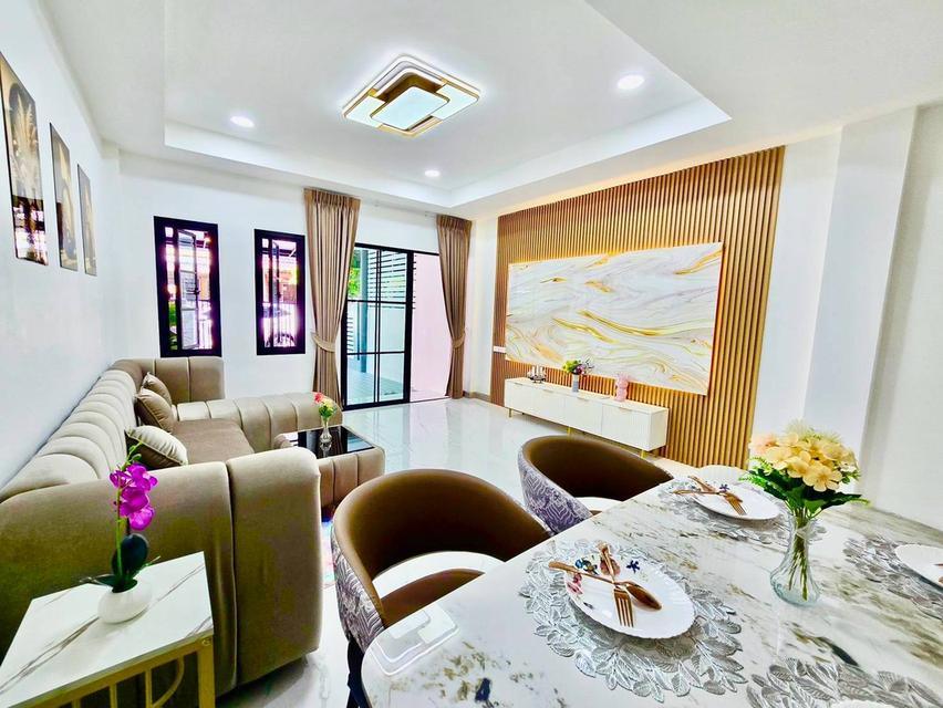 ทาวน์โฮมลาดพร้าวหมู่บ้านซิตี้ทาวน์โฮม 8