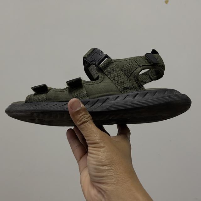 รองเท้าผ้าแบบรัดส้น สีทหาร