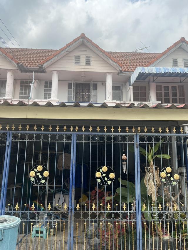 ขายบ้านทาวน์เฮ้าส์ 18 ตารางวา 2 ห้องนอน 2 ห้องน้ำ (ขายตามสภาพ) อยู่ในหมู่บ้านบัวทอง4 ต้นโครงการ ใกล้วินรถตู้ สนใจติดต่อ คุณวัน 081-2079640 1