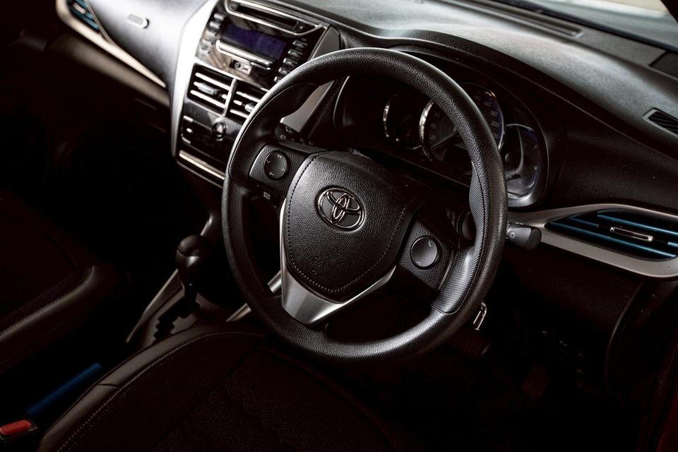 Toyota Yaris 1.2 Entry ปี 2018 สีแดง มือเดียวป้ายแดง  12