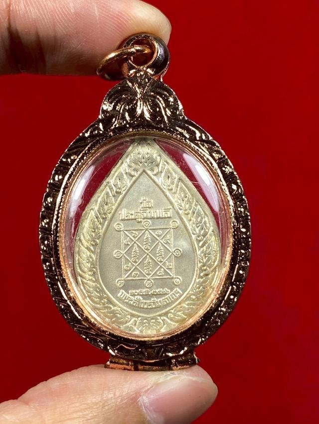 🌸เหรียญพระพัดยศใหญ่ หลวงปู่โต๊ะ วัดประดู่ฉิมพลี ปี 2516 เนื้อก่ะไหล่เงินลงยา พร้อมเลี่ยม รูปที่ 2